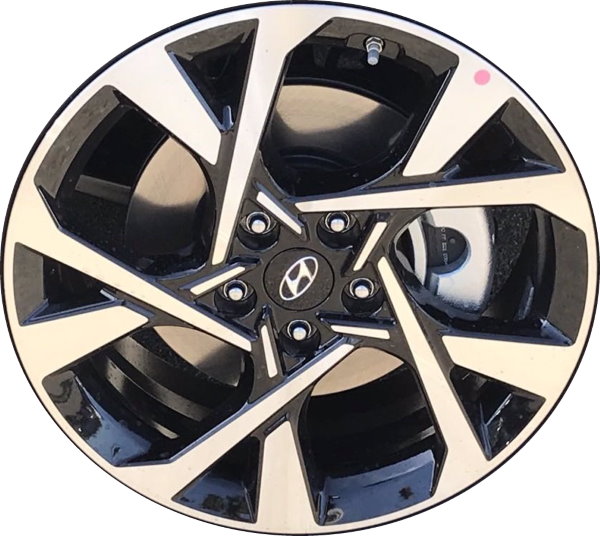 Hyundai Kona 2022-2023 black machined 18x7.5 aluminum wheels or rims. Hollander part number 70643, OEM part number 52910J9800.