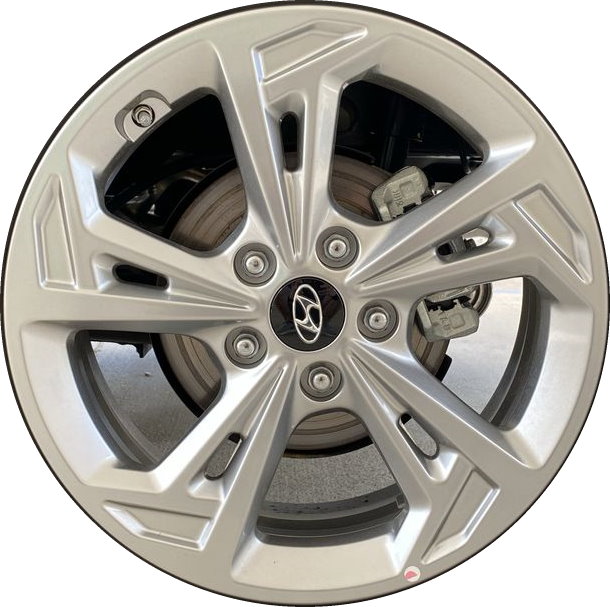 Hyundai Kona 2022-2023 powder coat silver 17x7 aluminum wheels or rims. Hollander part number 70631, OEM part number 52910J9700.